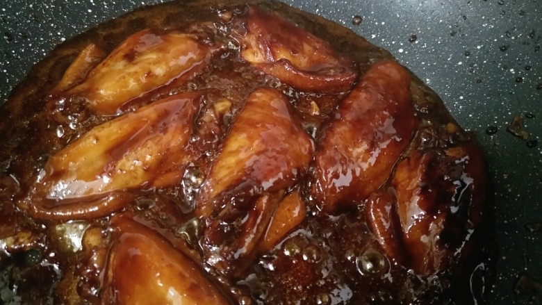 吃完可以飞的可乐鸡翅,信我你就对了,待汤汁快干了的时候要用铲子不停的翻动,可以试一下味道,如果喜欢口味重的话可以加少许盐,喜欢甜一点的可以加多一些可乐,也可以用多一点酱油来调色。