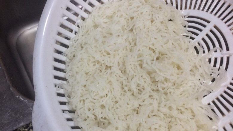 培根彩蔬炒米粉,冲干净米粉后沥干水份备用。
强调一下:必须沥干水份!