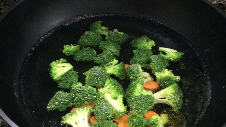 健康清爽的藜麦鸡胸肉沙拉,锅里放少许盐和油,烫一下西兰花和红萝卜,断生即可。