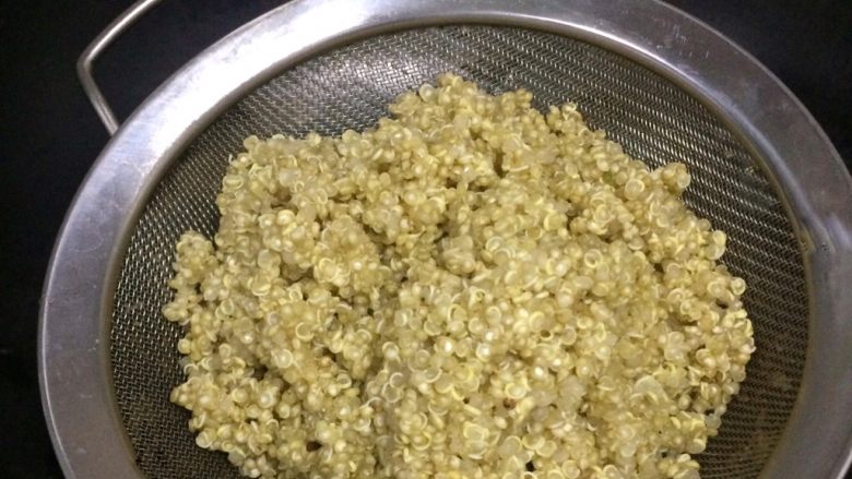 健康清爽的藜麦鸡胸肉沙拉,煮好后,捞出藜麦并沥干水备用。