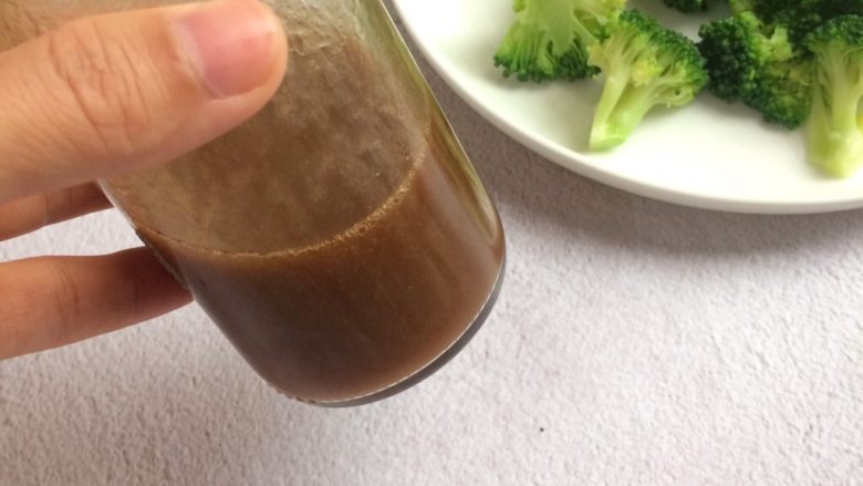 健康清爽的藜麦鸡胸肉沙拉,制作油醋汁。
橄榄油与意大利黑醋1:1,再放少许蜂蜜和黑胡椒粉,然后倒入玻璃瓶里并盖上盖子,使劲摇到完全乳化即可。
一般保持好油与醋的比例为1:1,其他可以按自己的口味添加即可。
橄榄油也可以用牛油果油代替。