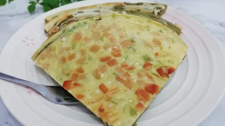 长豆角饼,煎熟后取出,切成自己喜欢的块
