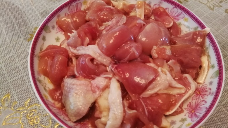 麻辣鸡块,倒菜油,炒鸡肉块,油比平时炒菜多一些。(忘记照炒的肉块了)肉块炒得鸡肉变色,用筷子插入不再有血水即可。