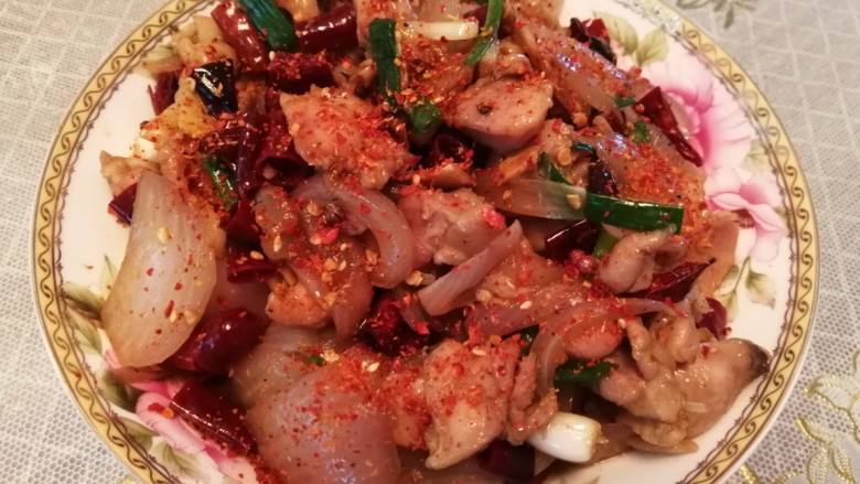 麻辣鸡块,起锅前,再加入一点生抽调色,关火,加入小葱段翻炒一下,装盘,撒上辣椒面。