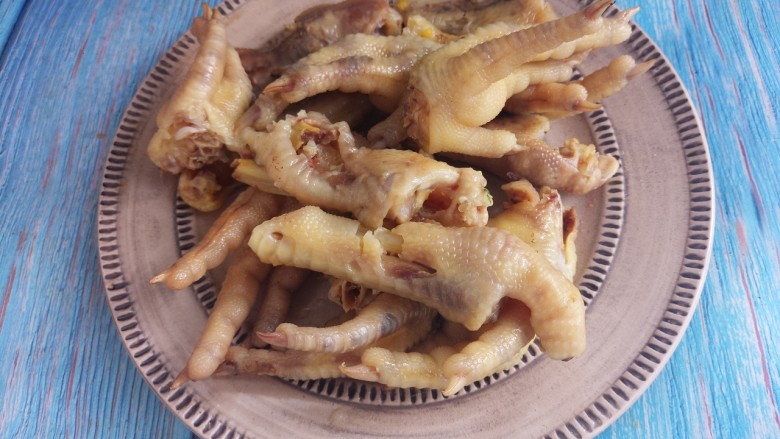红烧凤爪,煮好的凤爪,切成两半。
