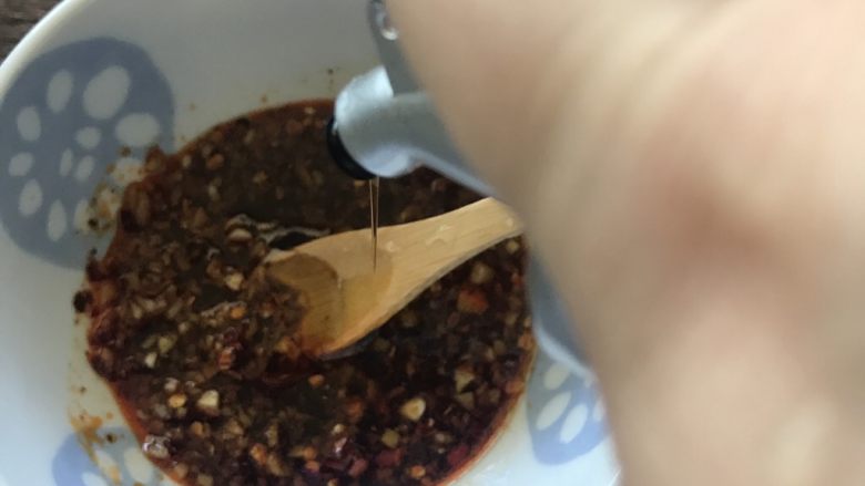 干拌馄饨,加适量橄榄油(如果加入热油会更香,不过我偷懒直接加了橄榄油😜)