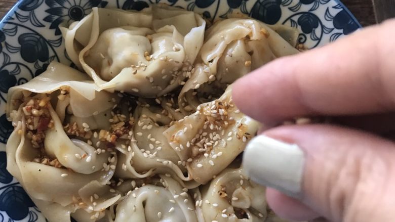 干拌馄饨,撒上白芝麻(喜欢香菜的朋友可以加入香菜,不过我是不吃香菜党😂)