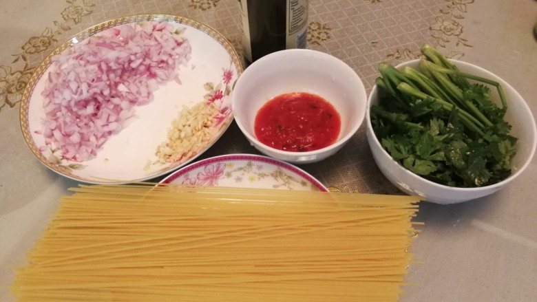 蒜香虾番茄酱意面拼香菜鸡扒,洋葱切颗粒,香菜头留下,叶子切碎。