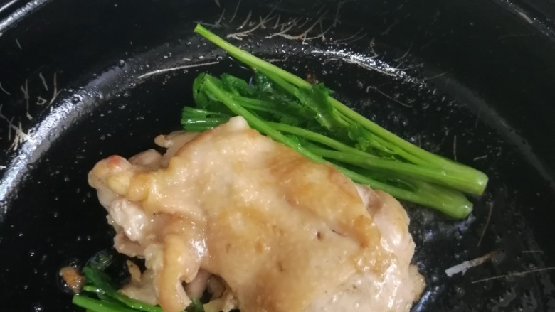 蒜香虾番茄酱意面拼香菜鸡扒,倒少量油,煎鸡扒,放入香菜,让香菜的香味渗入鸡扒。
