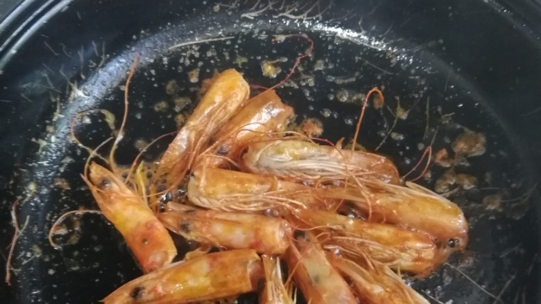 蒜香虾番茄酱意面拼香菜鸡扒,少量油煎虾头,尽可能多煎一会。
