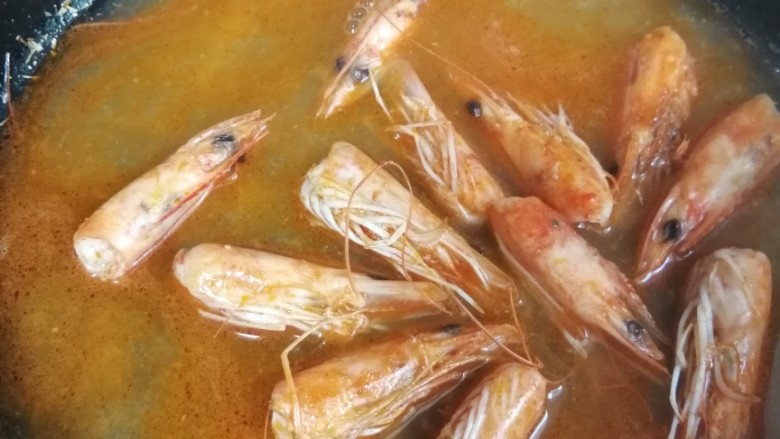 蒜香虾番茄酱意面拼香菜鸡扒,倒去水,熬虾头汤,放少许白胡椒。