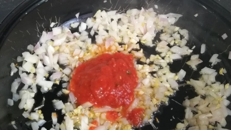 蒜香虾番茄酱意面拼香菜鸡扒,让蒜粒,洋葱粒,<a style='color:red;display:inline-block;' href='/shicai/ 699'>番茄酱</a>,翻炒。