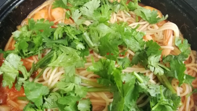 蒜香虾番茄酱意面拼香菜鸡扒,关火,放入香菜叶碎。拌匀。