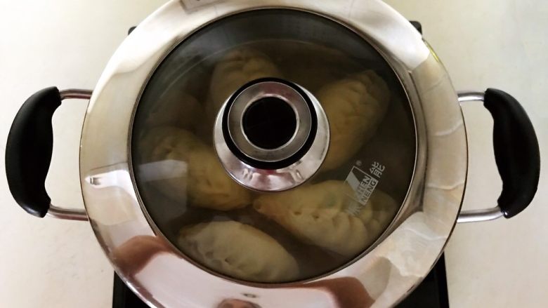 角瓜虾仁馅麦穗包子,盖上锅盖,大火烧开后蒸8分钟,关火后焖3分钟