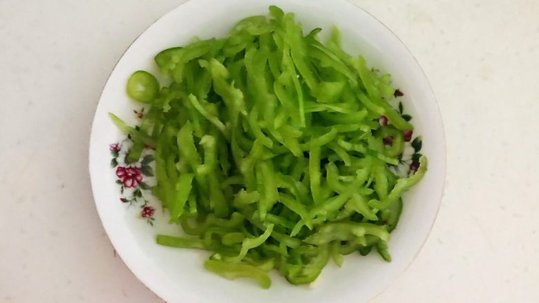 角瓜虾仁馅麦穗包子,把2个<a style='color:red;display:inline-block;' href='/shicai/ 8778'>尖椒</a>去蒂去籽,切成细丝