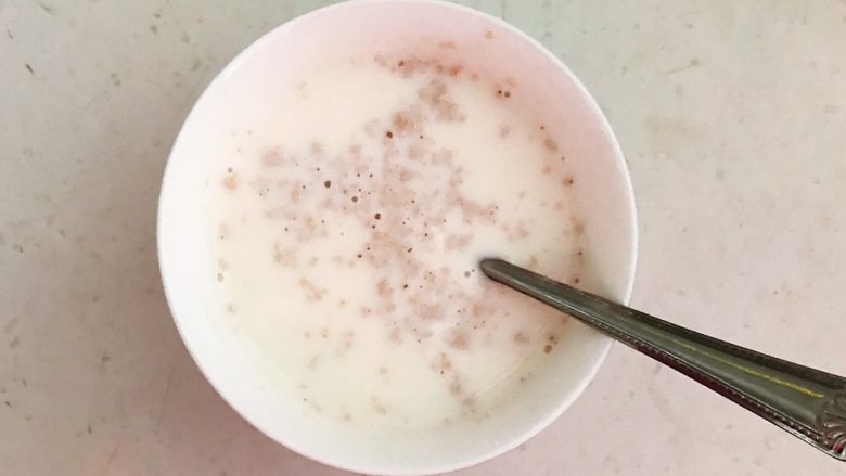 角瓜虾仁馅麦穗包子,加入250ml牛奶,调匀后静止5分钟