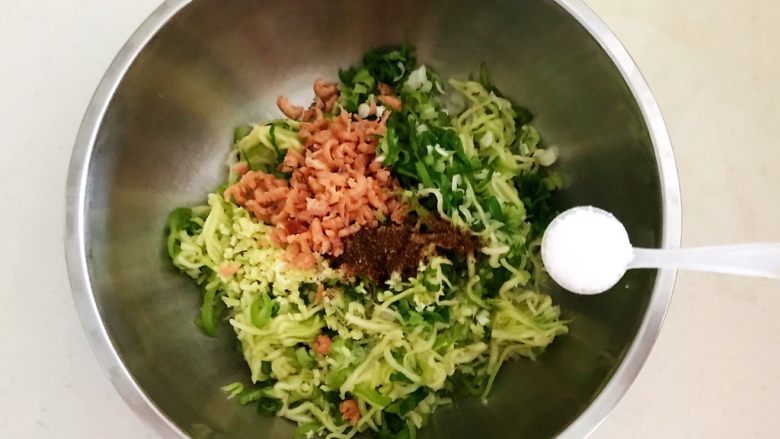 角瓜虾仁馅麦穗包子,加入2克精盐,调匀