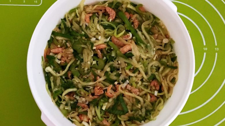 角瓜虾仁馅麦穗包子,角瓜虾仁馅调好了,放入一个小碗里备用