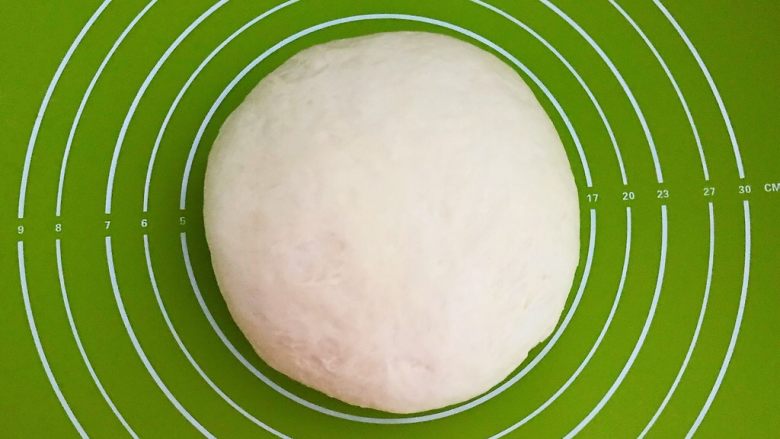 角瓜虾仁馅麦穗包子,把饧发好的面团揉2分钟,充分排气