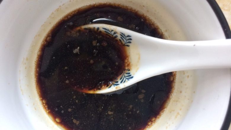 万用凉拌汁: 凉拌鸡丝,煮鸡胸肉丝时,可调配万用凉拌汁。
将列表中常规万用凉拌汁的所有调料倒一起,搅拌均匀。