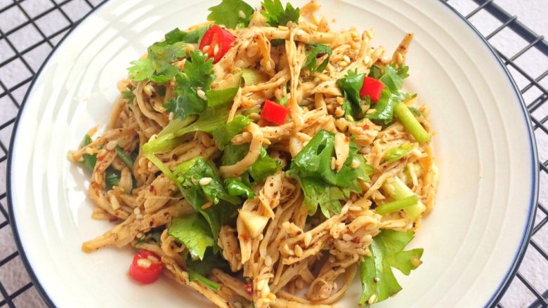 万用凉拌汁: 凉拌鸡丝,十分美味又开胃。
一块鸡胸肉实在太少,勉强够我一个人吃,哈哈哈。