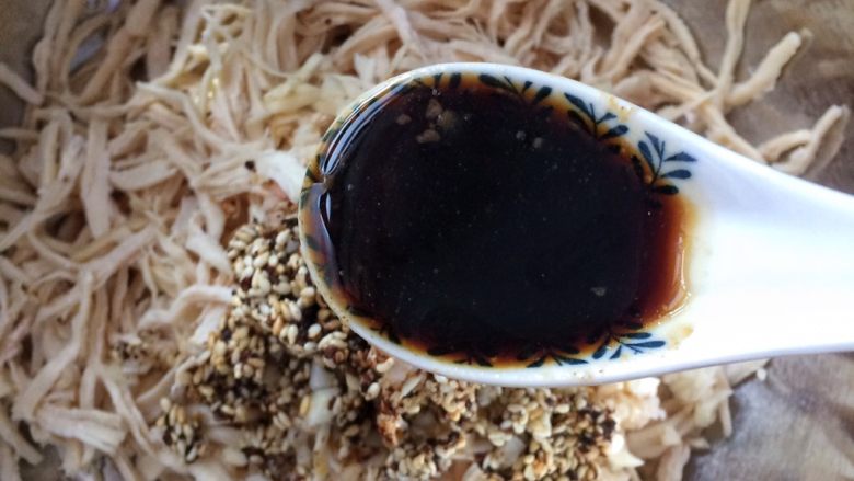 万用凉拌汁: 凉拌鸡丝,倒入适量万用凉拌汁。
此配方能拌2块鸡胸肉,剩下的凉拌汁可放好下次用。