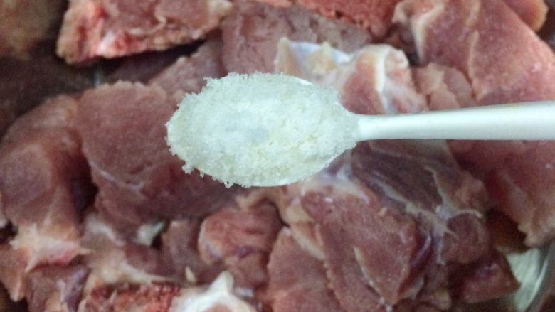 清心降火又补钙: 莲子咸骨粥,2.用适量盐腌制。
小提示:
a).必须提前一晚腌制,确保时间足够;
b).必须放多一点盐腌制。若腌制不够入味,煲出的粥不够鲜甜,骨头也不好吃。如果担心过咸,可在煮粥前用水稍微冲一下骨头的表面即可。