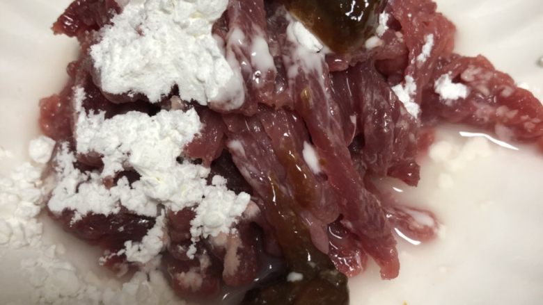 双椒牛肉丝,加入黄豆酱,淀粉、<a style='color:red;display:inline-block;' href='/shicai/ 718'>料酒</a>。