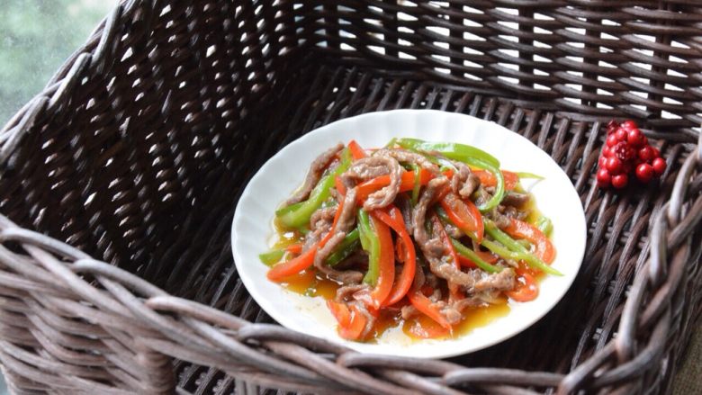 双椒牛肉丝,牛肉含有丰富的铁质,对孩子的身体特别好