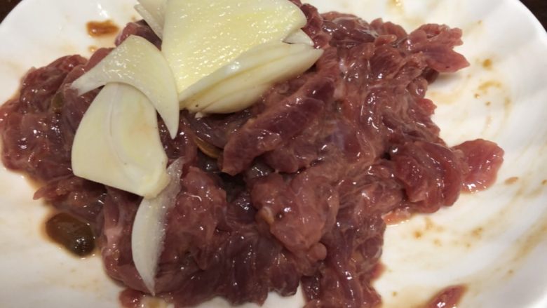 双椒牛肉丝,肉肉把水分吸收后,加入蒜瓣