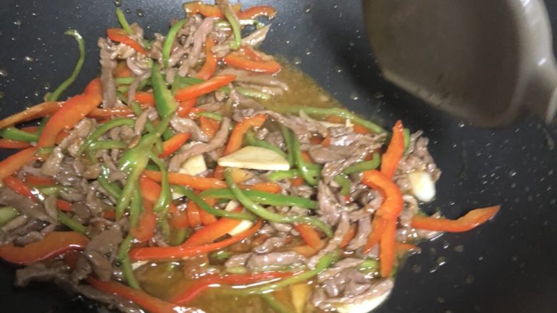 双椒牛肉丝,炒1分钟,辣椒基本断生就可以起锅了