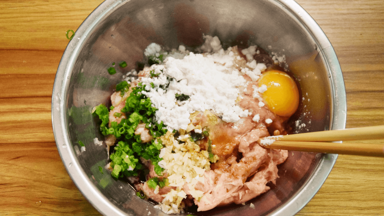 沙茶酱鸡肉丸子,鸡肉泥中打入<a style='color:red;display:inline-block;' href='/shicai/ 9'>鸡蛋</a>，加入<a style='color:red;display:inline-block;' href='/shicai/ 3250'>葱</a>末、淀粉、盐和1汤匙<a style='color:red;display:inline-block;' href='/shicai/ 692'>酱油</a>，搅拌上劲