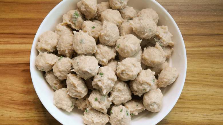 沙茶酱鸡肉丸子,把鸡肉挤成丸子放时沸水中焯成型后捞出