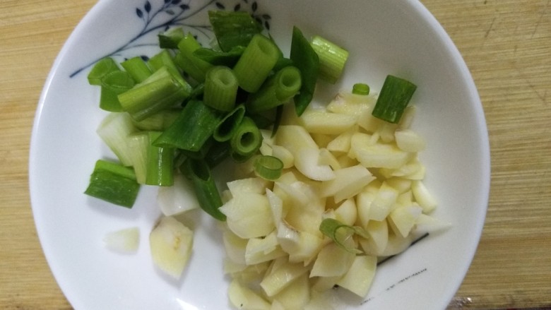 家常豆腐,葱,蒜切碎备用