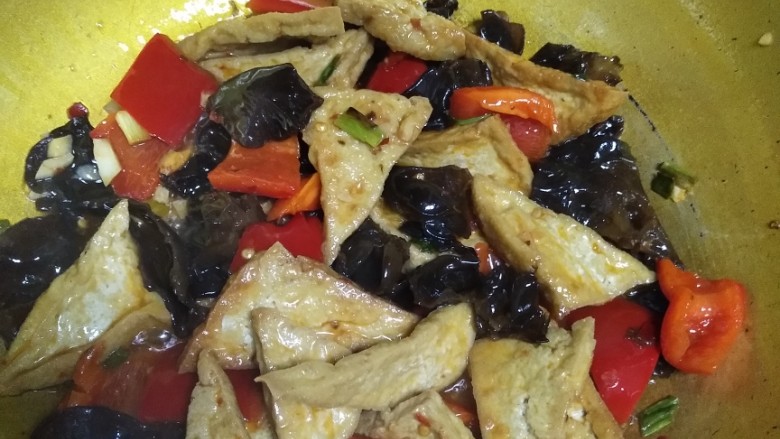 家常豆腐,翻炒2分钟,加少许清水