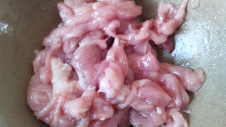 家常炒面,里脊肉切丝,加少许盐,料酒腌制