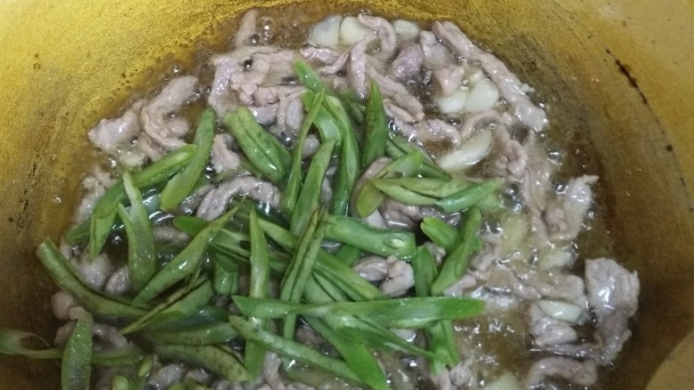 家常炒面,放入豆角翻炒