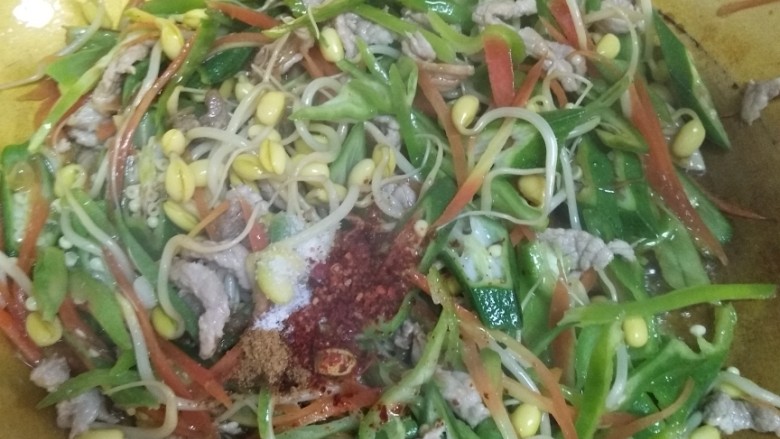 家常炒面,放时间盐,五香粉,鸡精,生抽2勺,老抽少许,喜欢辣椒的可以放辣椒粉