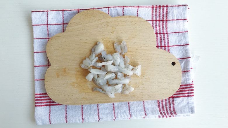 一日轻食:薯片沙拉盏,食材处理:
取适量鲜虾仁切成小丁备用 留几个完整的