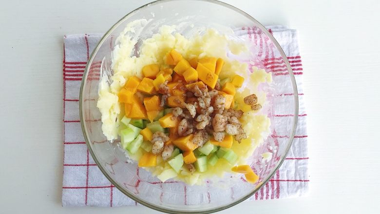 一日轻食:薯片沙拉盏,依次加入黄瓜丁 芒果丁和炒好的虾仁碎