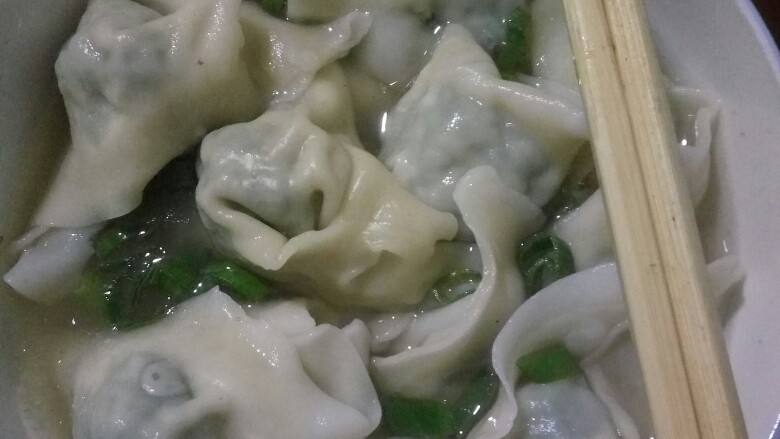 荠菜猪肉饺,加点青菜带汤吃是最家常的吃法,汤里要记得按个人口味调味哟
