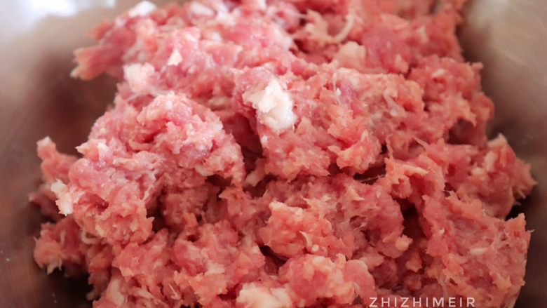 抄手的详细包法(附嫩滑肉馅做法),料理棒高速打3-5秒,如图是打3秒的效果,肉馅不是太细,咬起来比较有口感,如果喜欢很细腻的肉馅可以多打几秒。