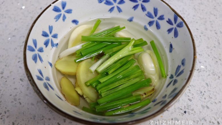 抄手的详细包法(附嫩滑肉馅做法),首先准备姜葱蒜水,姜片几片,葱一棵切段,蒜两瓣拍扁,放入没过姜葱蒜的温水,泡10分钟,过滤备用。
