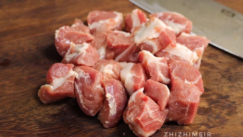 抄手的详细包法(附嫩滑肉馅做法),选用3肥7瘦的猪肉,肥瘦肉均衡让口感不会过于油腻也不会太柴,我比较喜欢用<a style='color:red;display:inline-block;' href='/shicai/ 211962'>猪前腿肉</a>。