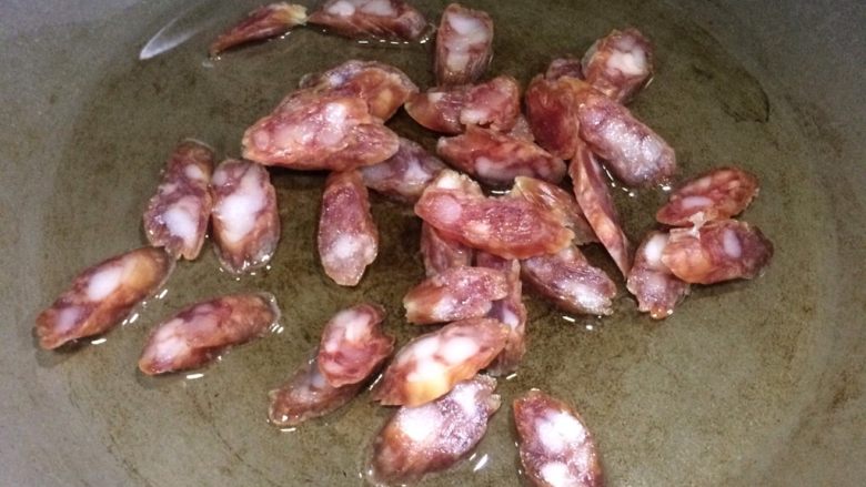 美味快手菜: 荷兰豆炒腊肠,适量油加热,倒入腊肠翻炒。