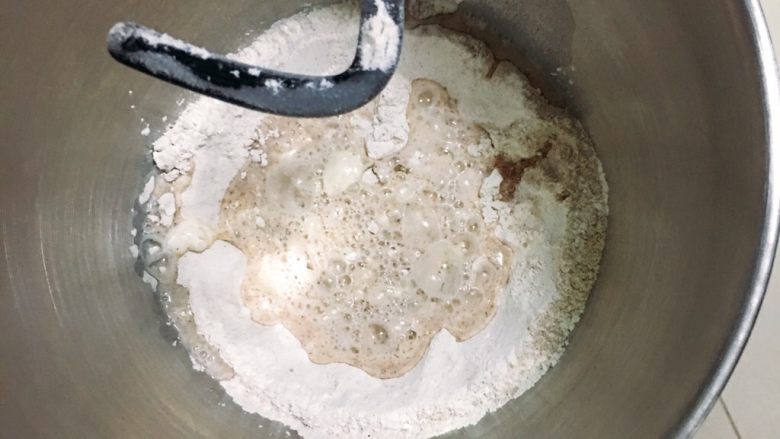 芝麻核桃黑麦包,厨师机搅拌一下,加入发酵液。