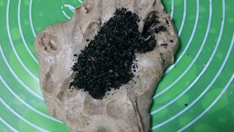 芝麻核桃黑麦包,拿出分成一大一小的剂子,大的揉进芝麻核桃馅儿。