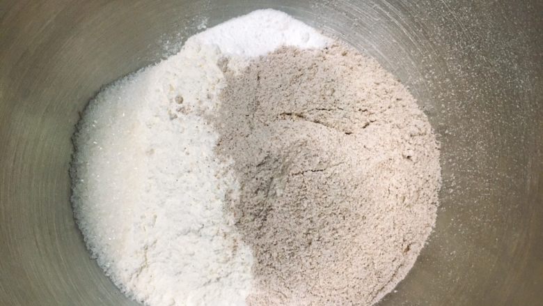 芝麻核桃黑麦包,黑麦粉和高筋粉混合,加入盐和细砂糖,
