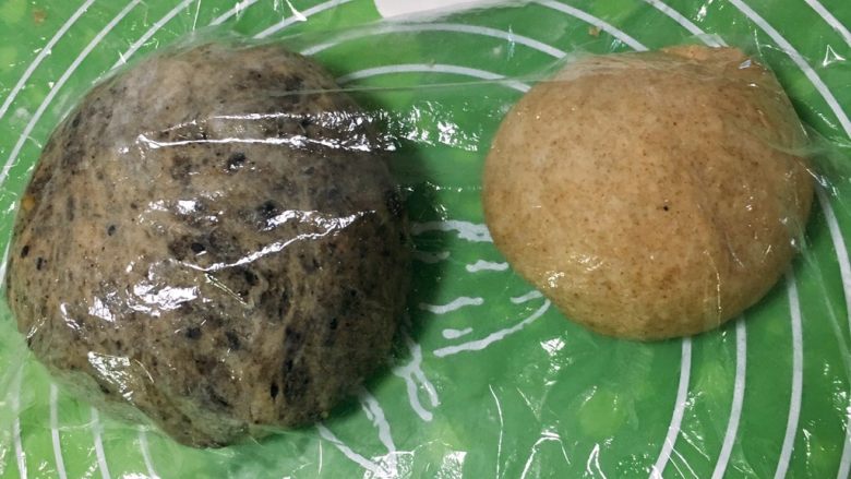 芝麻核桃黑麦包,拿出排气再滚圆,盖上保鲜膜静置20分钟。