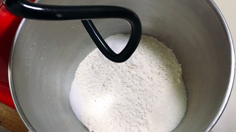 芝麻核桃吐司,高筋粉放入厨师机桶内,加入盐和细砂糖。